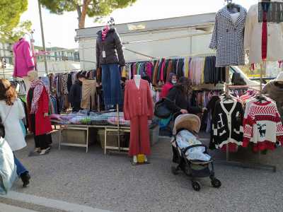 Lasciate le ragazze ai loro acquisti proseguiamo verso il cuore del mercato l� dove tra un susseguirsi di rumori e schiamazzi incontriamo Donatella, elegante signora di mezz�et� intenta a toccare la stoffa di un cappotto rosa posto su un manichino